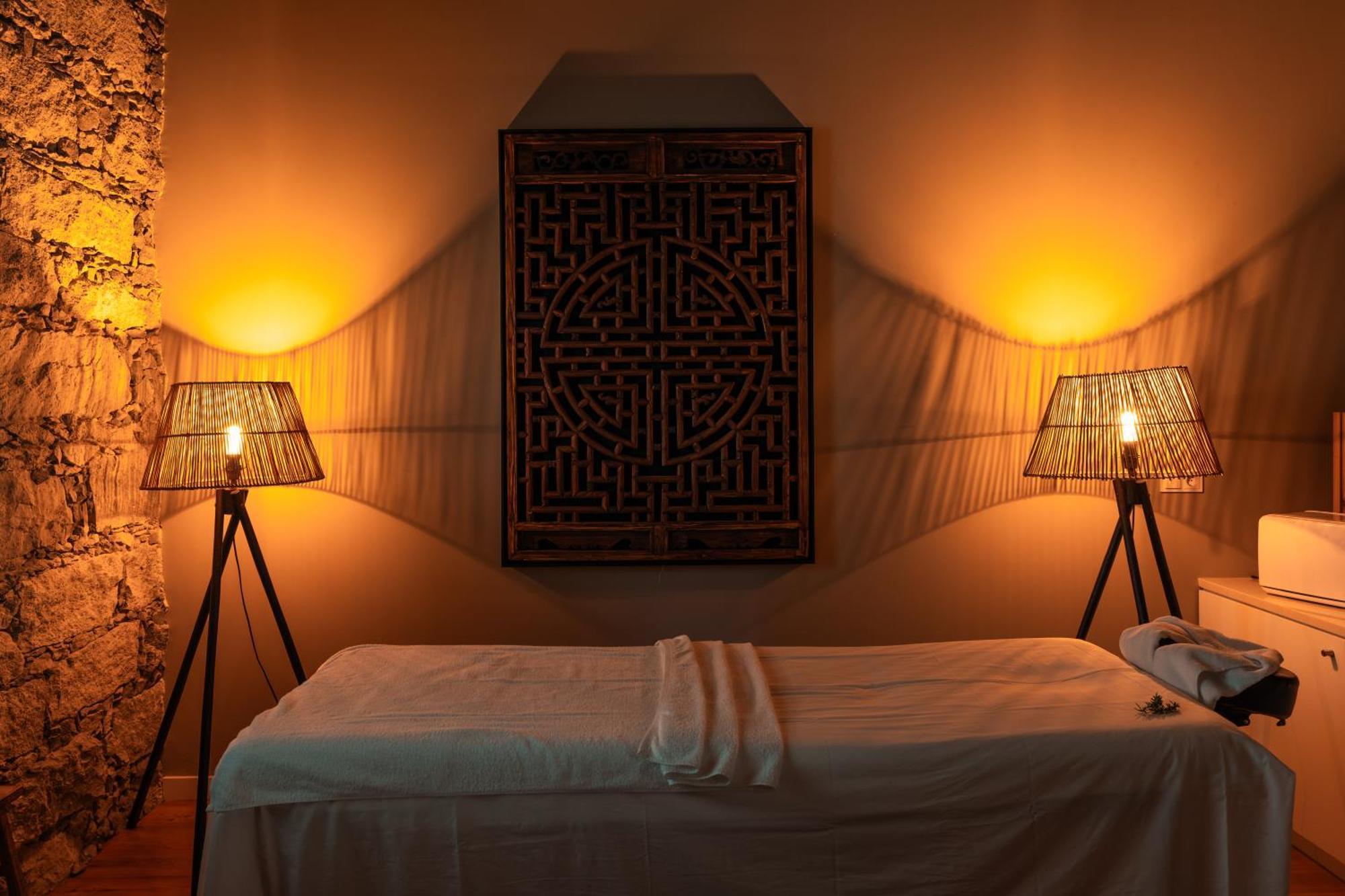 Sensi Azores Nature And Spa Ginetes Exterior photo A massage table
