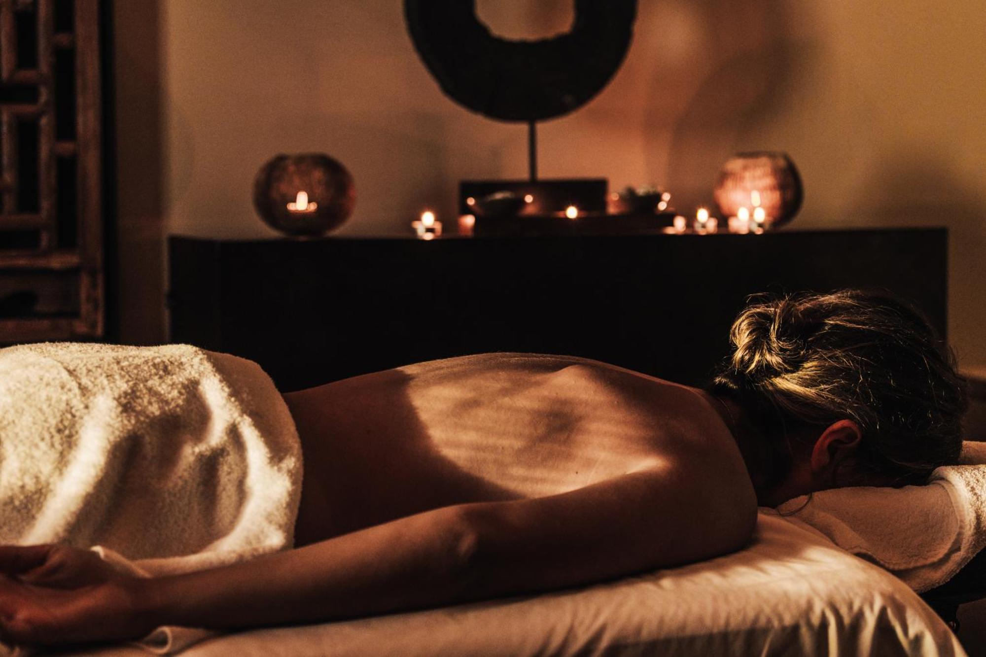 Sensi Azores Nature And Spa Ginetes Exterior photo A woman receiving a massage